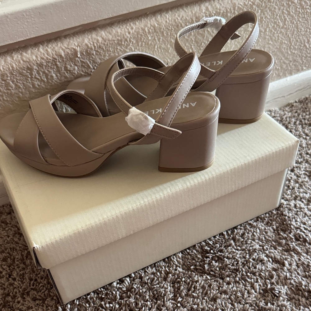 Anne Klein Women's nude Sandals - Picture 5 of 5